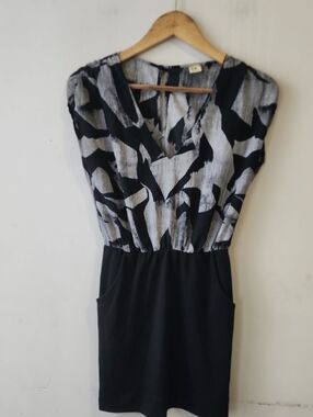 audrey Black & Gray Printed V-Neck Mini Dress